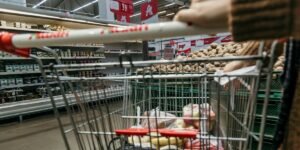 Lowe's, Target, and CAVA Q1 Earnings Reveal Diverging US Consumer Spending Signals as Wall Street Recalibrates